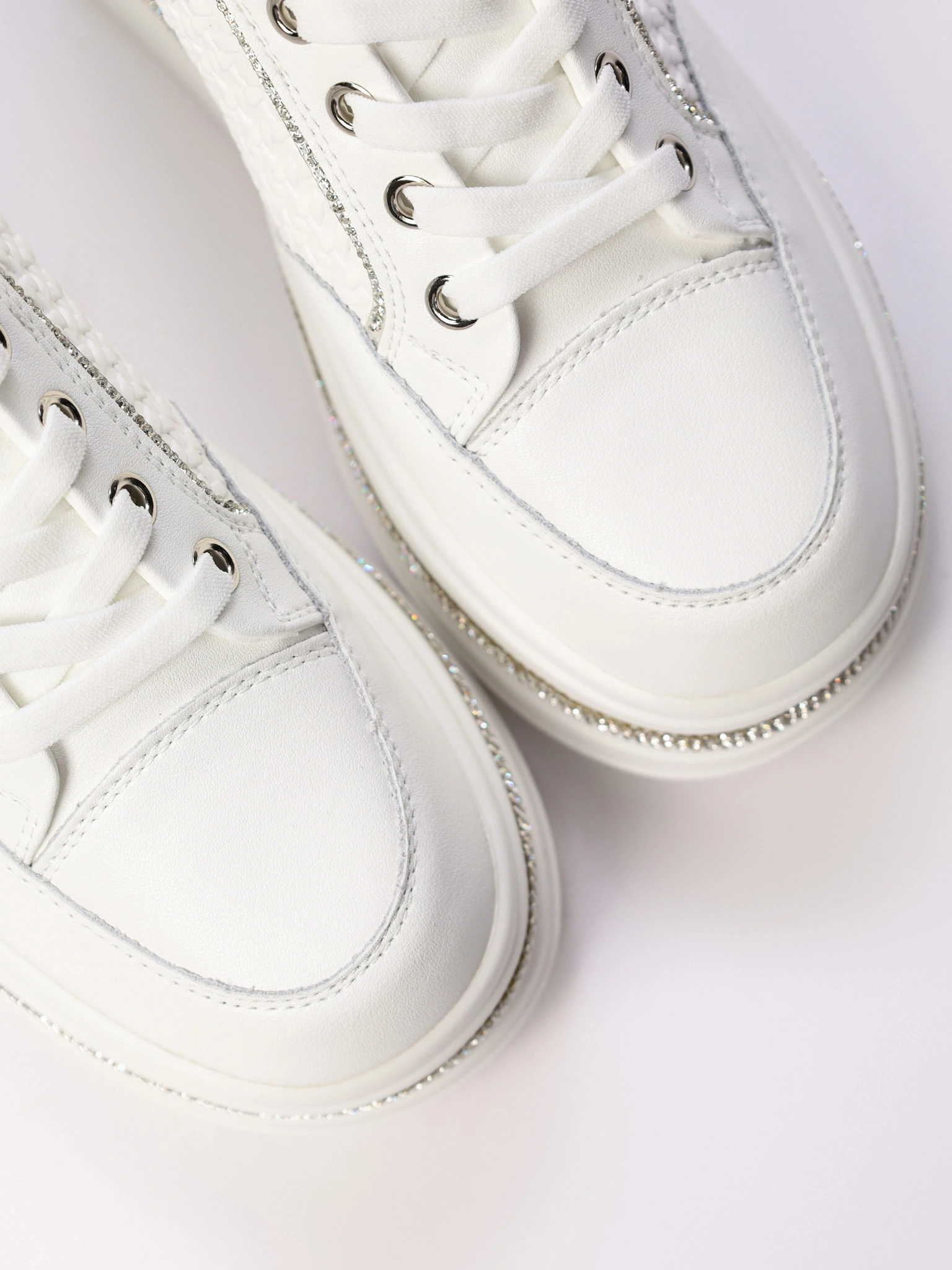 Кеды белого цвета со стразами на высокой платформе